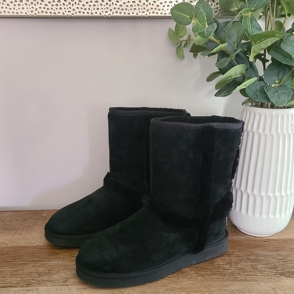 UGG Shoes - 🔥UGG Carter Black Water-Resistant Suede Sheepskin Boots Size 7